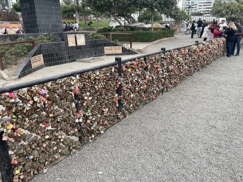 자물쇠로 가득 찬 철조망