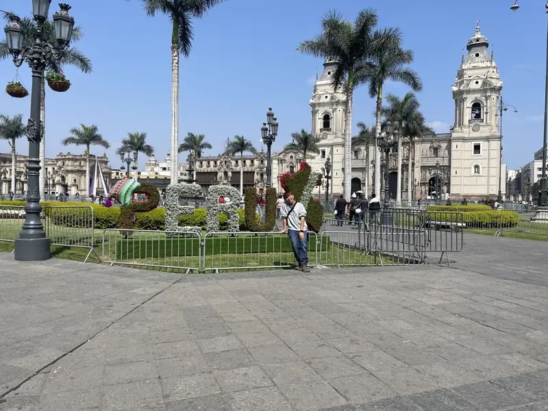 블로거와 페루 대형 글자 조형물