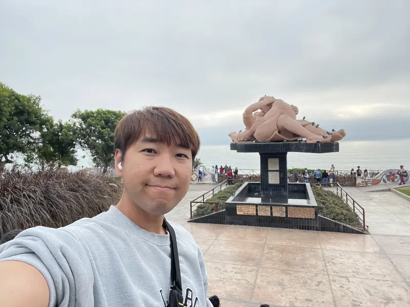 블로거와 키스 조각상