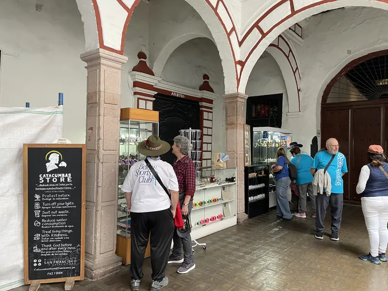 지하 무덤 기념품 가게