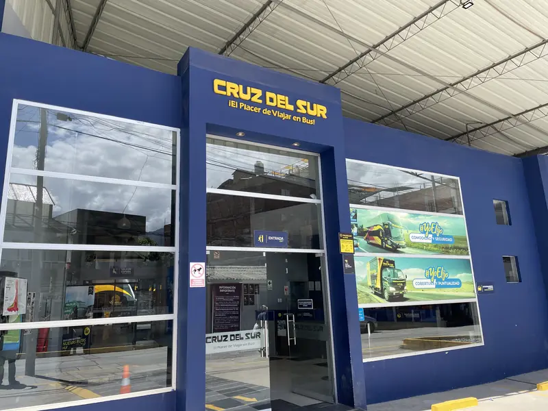 우아라즈 크루즈 델 수르 버스역 입구