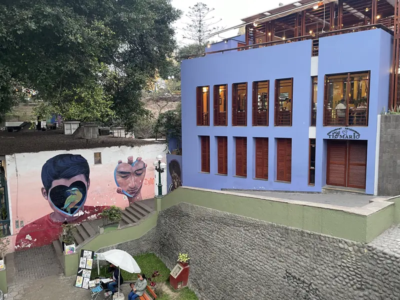 엘 티오 마리오 식당과 그라피티