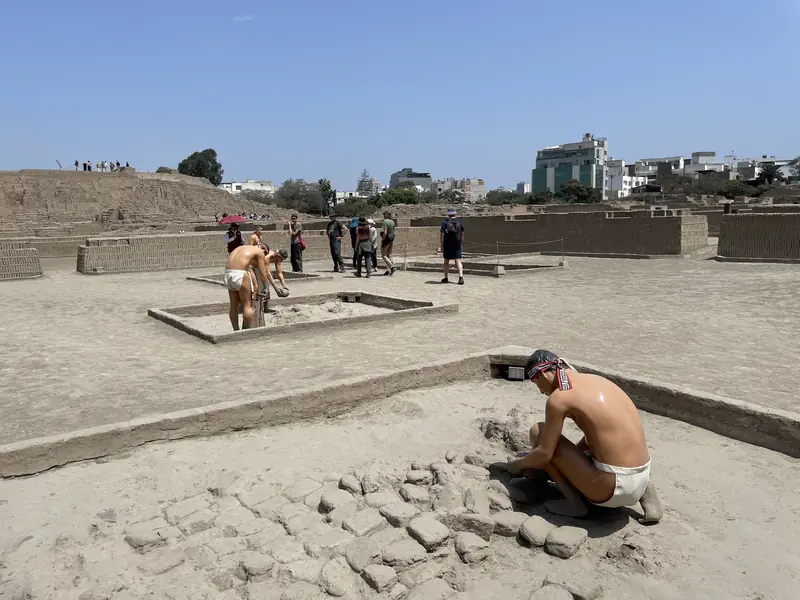 우아카 푸끄야나 유적지의 벽돌을 제작 중인 모형