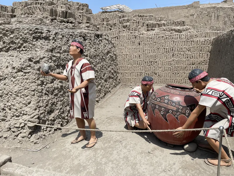 벽돌을 쌓고 진흙을 발라 우아카 푸끄야나 유적지를 세우는 모형