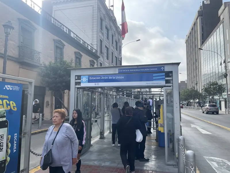 메트로폴리타노 히론 델 라 우니온역 남쪽 방향