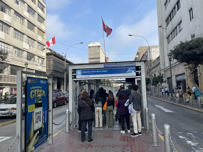 메트로폴리타노 히론 델 라 우니온역 북쪽 방향