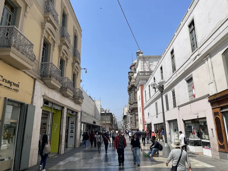 마요르 광장으로 향하는 중 리마의 거리