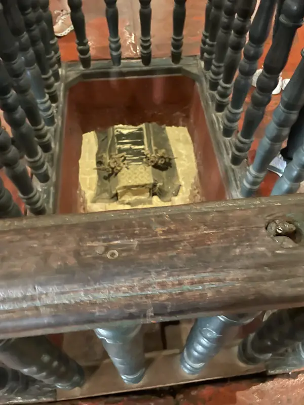 위에서 내려다보는 지하 무덤 입구